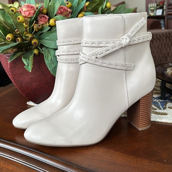 Brand New Bandolino Ivory Stacked Heeled Ankle Boots Bow Wrapped Strap - Picture 3 of 16